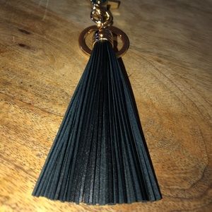 Leather tassel for handbags, luggage or wallets.